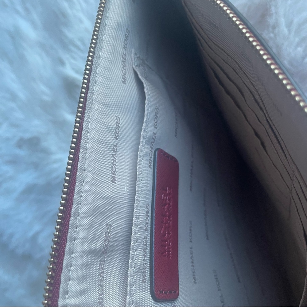 Michael Kors Burgundy Leather Wristlet with Travel Motifs.NEW without tags - Picture 7 of 7